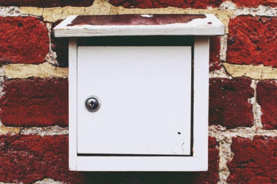 Mit einem Nachsendeauftrag geht keine Post im alten Briefkasten verloren.