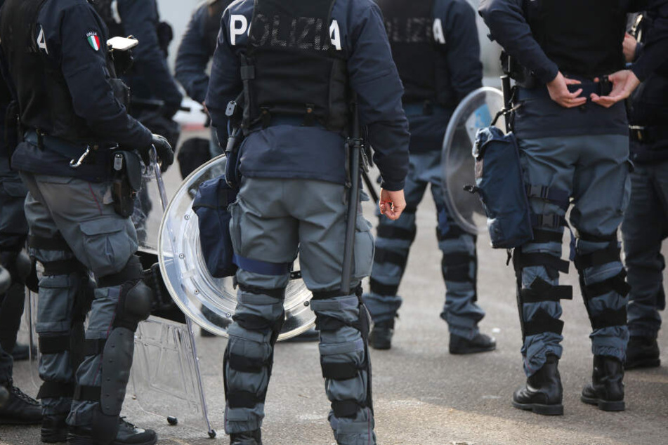 Die Polizei rückte mit einem Großaufgebot an. (Symbolbild)