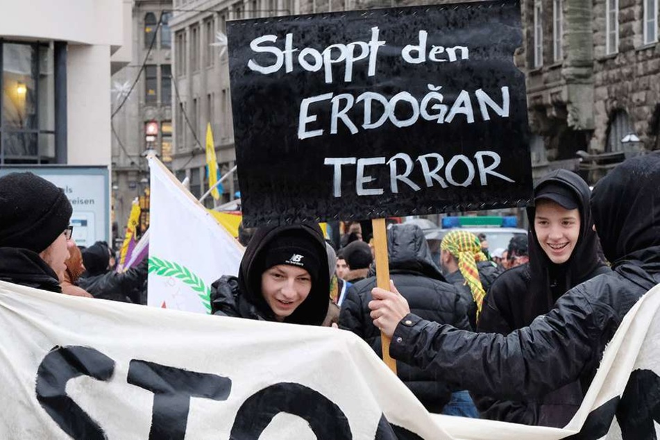 Die Demonstranten zogen mit Transparenten durch die Innenstadt.