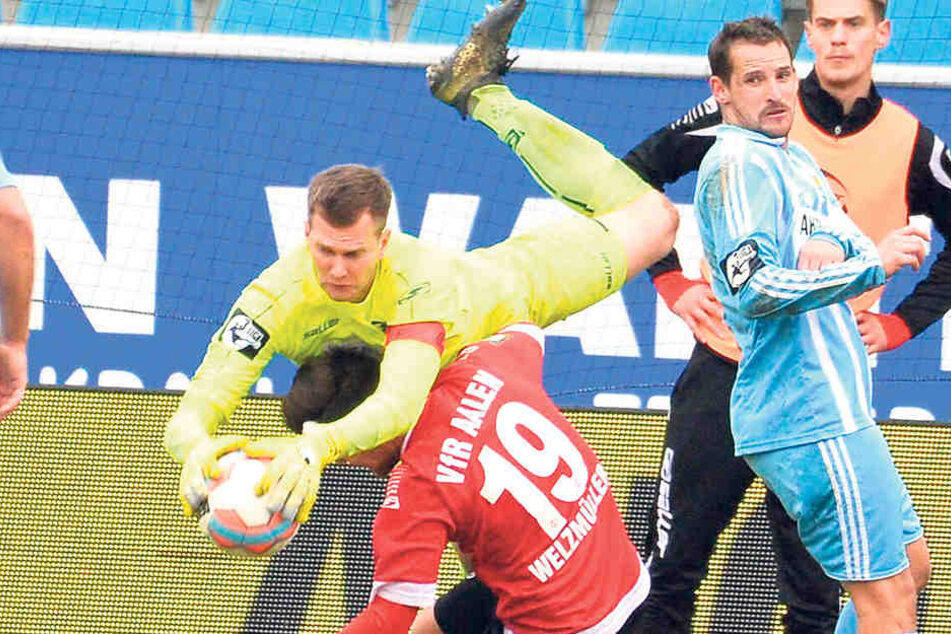 Bezeichnend fürs harmlose CFC-Spiel: Gästekeeper Daniel Bernhardt,der hier vor Anton Fink (r.)nach dem Ball tauchte, musste keine Klasse-Paraden hinlegen.