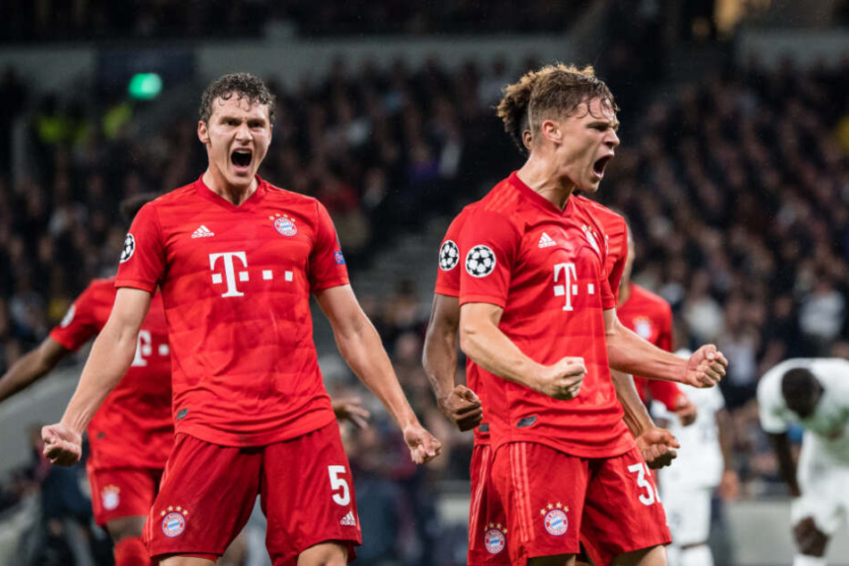 Benjamin Pavard (l-r), Torschütze Joshua Kimmich und Kingsley Coman (verdeckt) jubeln über den Treffer zum 1:1.