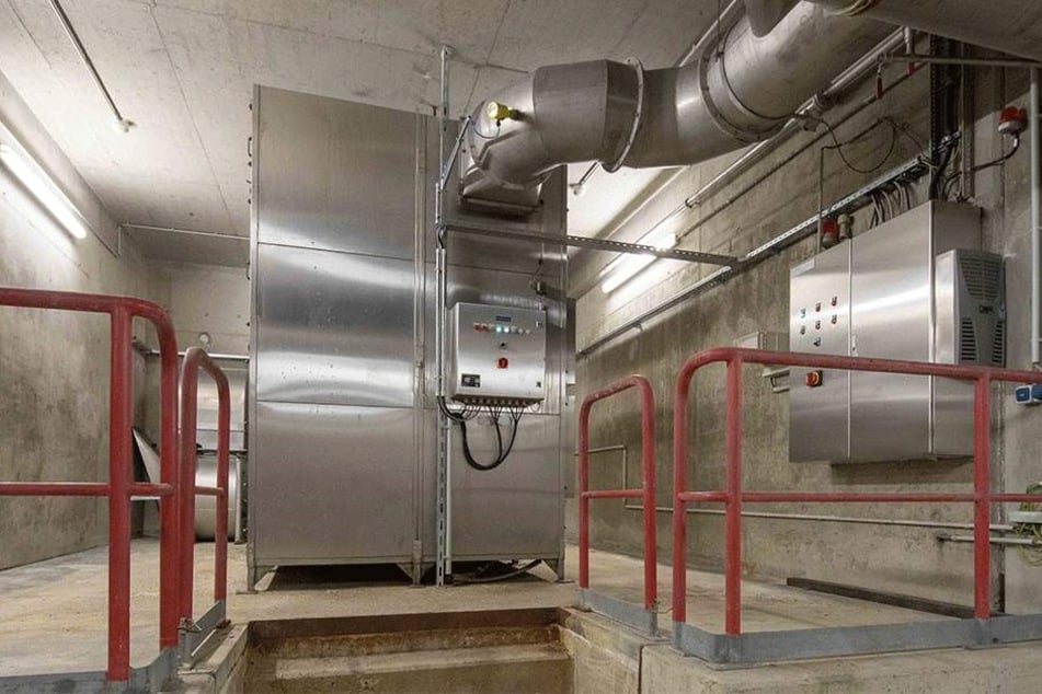 Riesige unterirdische Filteranlagen zerstören Gerüche etwa mit UV-Strahlung.
