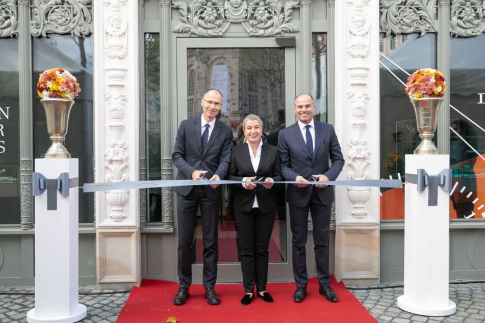 Filialleiterin Ulrike Brähmig-Heydenreich (52) gibt mit Lange & Söhne-Sprecher Arnd Einhorn (52, li.) und Europadirektor Peter Justenhoven (53) die Uhren-Boutique frei.