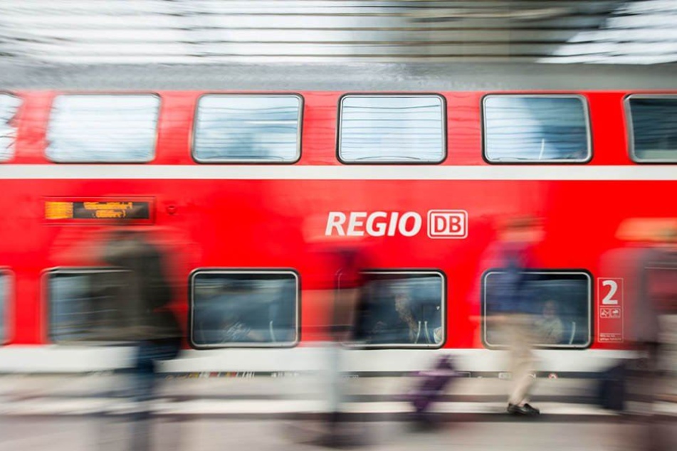 Am Bahnübergang Dannigkow-Pretzien war der Zug in das Auto der jungen Frau gerauscht (Symbolbild).