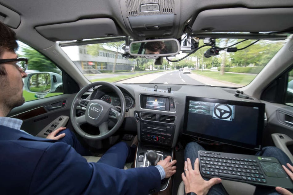 Ein selbstfahrendes Auto des Forschungszentrumes Informatik fährt während der Eröffnung des Testfelds Autonomes Fahren mit zwei Entwicklern autonom im Straßenverkehr.