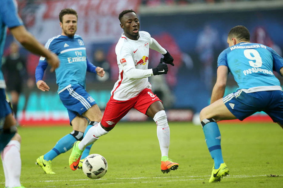 Erst kam die 0:3-Pleite, dann wurden Vorwürfe gegen gewaltsame Ausschreitungen zwischen Hamburger Fans und Ordnern des RB laut. (am Ball: RB-Spieler Naby Keita)