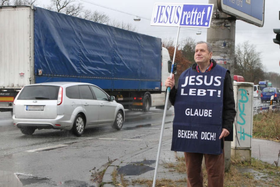 Johann Pauls steht bei Wind und Wetter draußen auf der Kreuzung, um die Menschen zu bekehren.