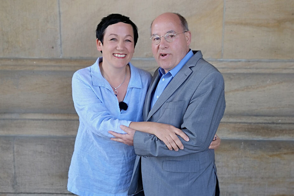 Arm in Arm: "LiebesFräulein" Claudia Hoffmann und Linken-Ikone Gregor Gysi.