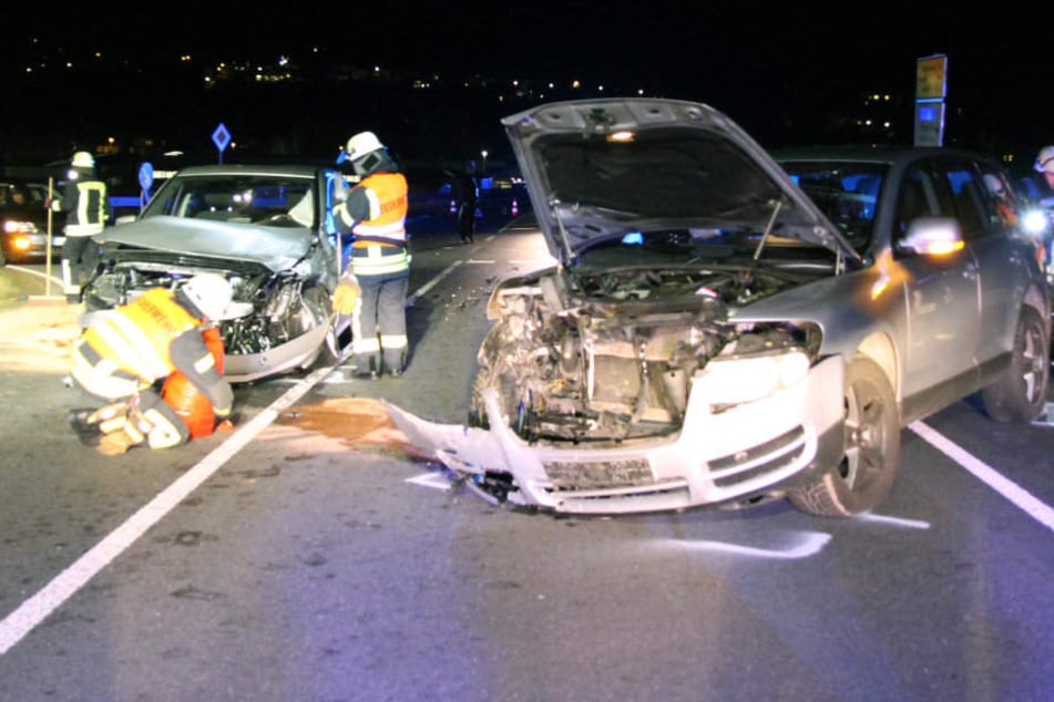 Die Autos wurden bei dem Crash schwer beschädigt.