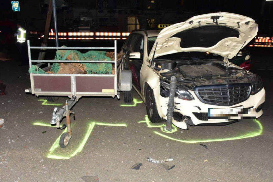 Nachdem es gegen einen abgestellten Anhänger gekracht war, kam das Taxi zum stehen.