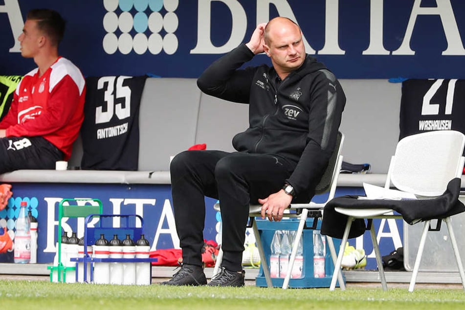 FSV-Sportdirektor David Wagner kratzt sich am schütteren Haupt. Er hatte sich die Zusammenarbeit mit Ronny Garbuschewski anders vorgestellt.