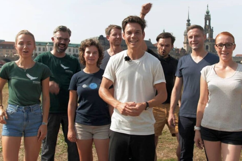 Wollen gemeinsam mit den Dresdnern 550.000 Bäume und Sträucher in der Stadt pflanzen: das Projekt-Team um Christian Fenner (28 vorn Mitte).