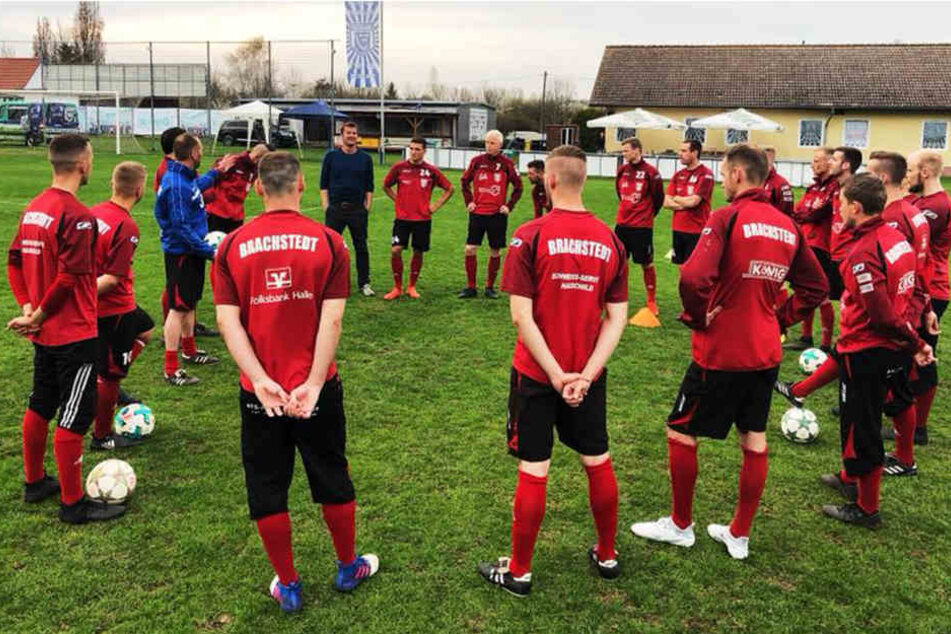 Bereits am Donnerstag war ein Filmteam von Sport1 in Brachstedt. Am Freitag traf Hans Sarpei vor Ort ein.