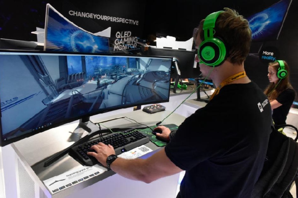 Auf der Gamescom können Besucher neue Spiele testen, gleichzeitig treffen sich Entwickler und Fachbesucher.