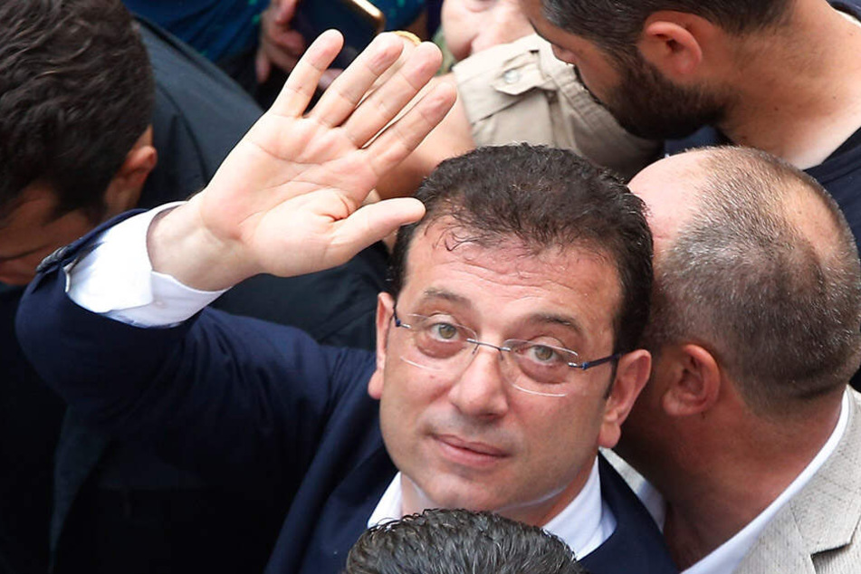 Wahlsieger Ekrem Imamoglu winkt seinen Unterstützern zu.