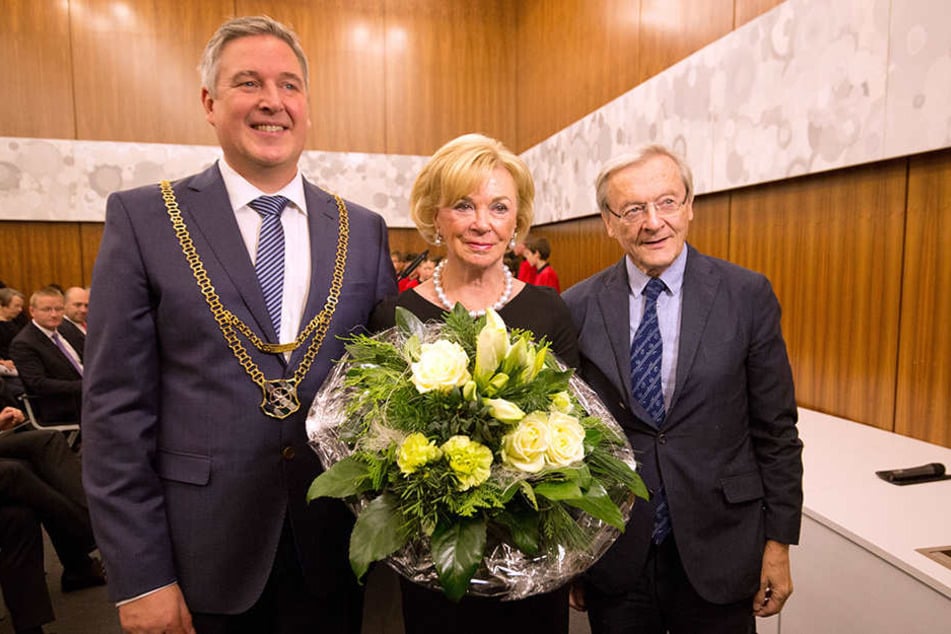Güterslohs Bürgermeister Henning Schulz (li.) und Österreichs ehemaliger Bundeskanzler Wolfgang Schüssel (re.) gratulieren Liz Mohn (mi.) zu ihrer Ehrenbürgerwürde.