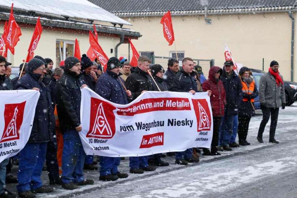 Die Waggonbau-Arbeiter kämpfen um ihre Jobs.