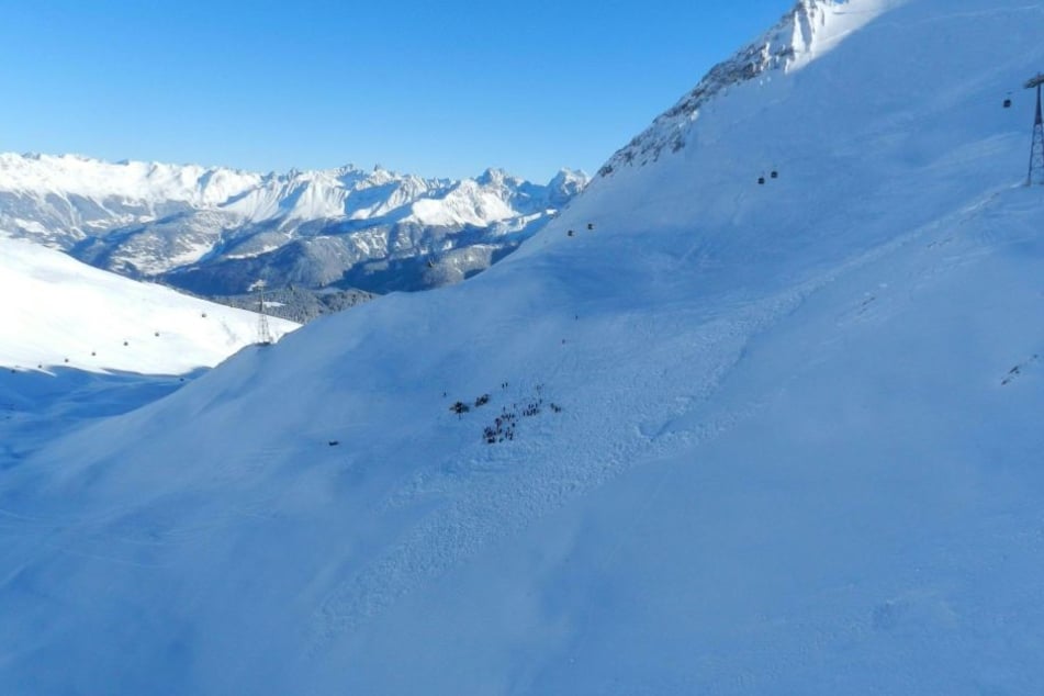 Bei einem Lawinenunglück in Österreich ist mindestens ein deutscher Skifahrer gestorben (Symbolbild).