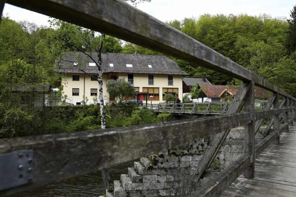 Blick auf die Pension bei Passau, in der vor drei Monaten drei Tote gefunden wurden.