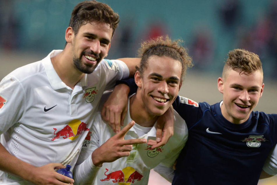 Rani Khedira, Yussuf Poulsen und Joshua Kimmich (v.l.) freuen sich über den Erfolg ihres Vereins.