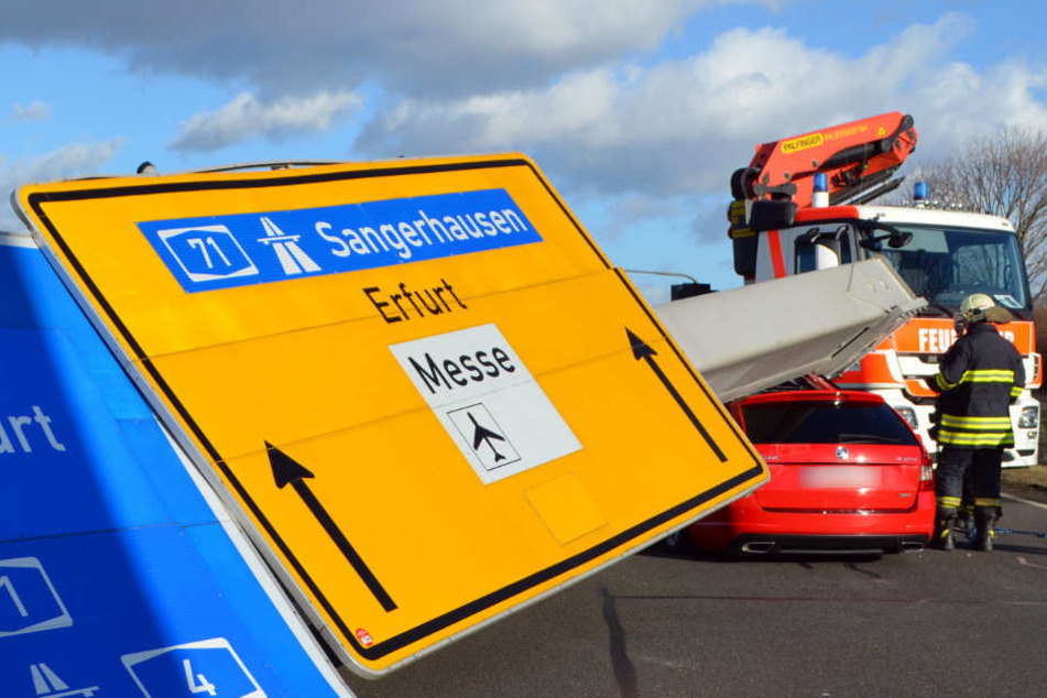 In Erfurt-Bindersleben stürzte ein Verkehrsschild auf einen Pkw. Der Fahrer blieb unverletzt.