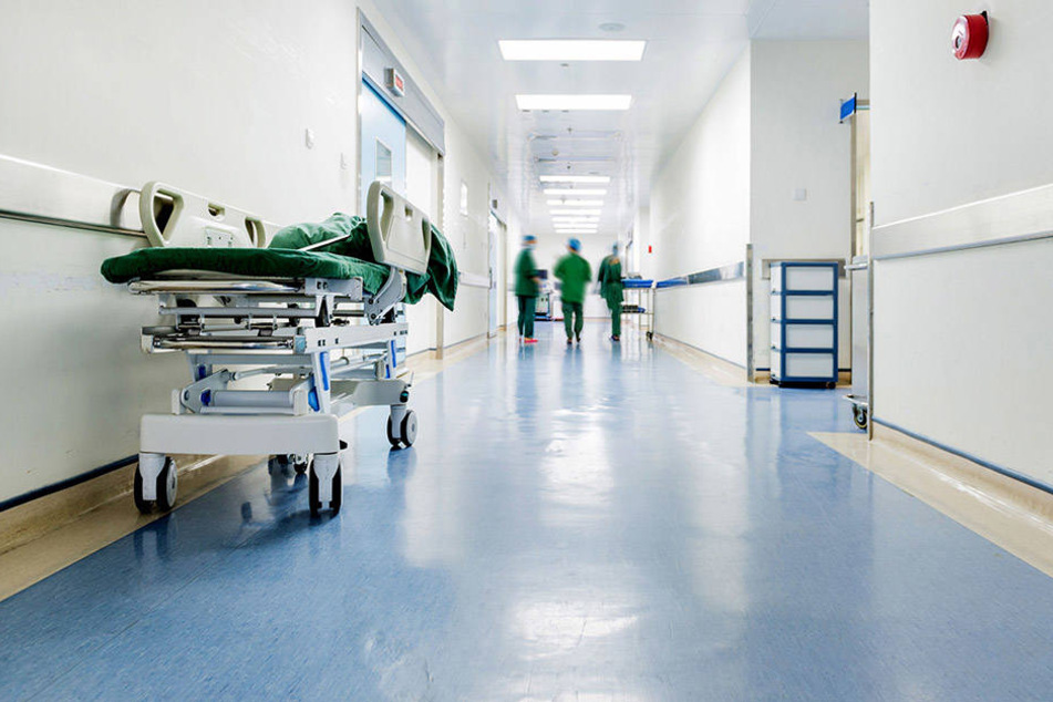 Polizisten brachten den 28-Jährigen in ein nahe gelegenes Krankenhaus nach Amstetten. (Symbolbild)