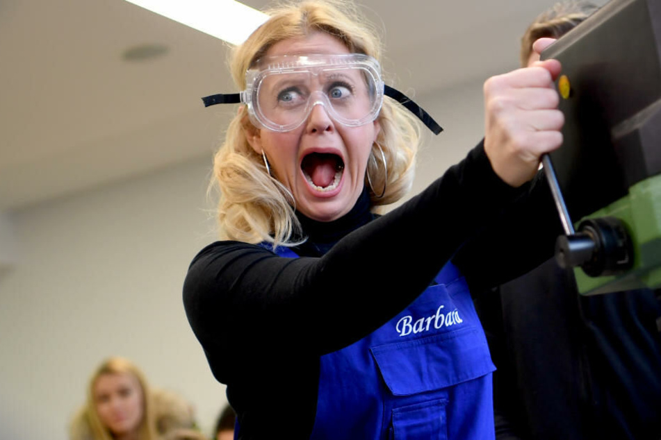 Barbara Schöneberger, Botschafterin der DKJS (Deutsche Kinder- und Jugendstiftung), besucht die Schülerfirma "Holzwerkstatt" der Paul-und-Charlotte-Kniese-Schule in Berlin-Lichtenberg.