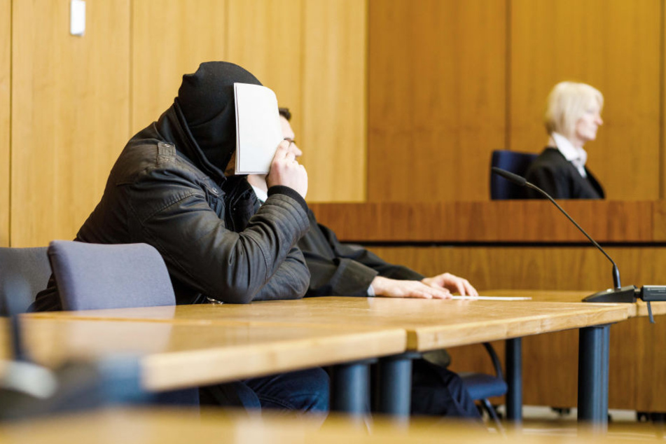 Der Angeklagte bestreitet die Tat bis heute. Doch sein Kumpel verpetzte ihn.