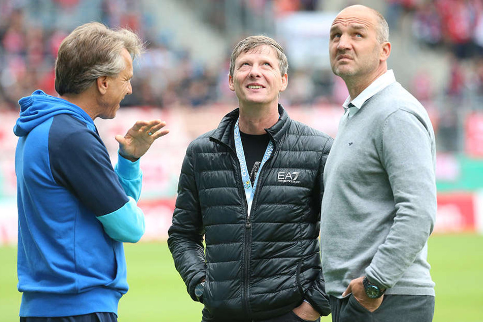 Trainer Horst Steffen (l.) bescheinigt seiner Mannschaft eine positive Entwicklung. Ob das Uwe Bauch, Vorsitzender des CFC-Aufsichtsrats (M.), und Sportdirektor Steffen Ziffert genauso sehen?