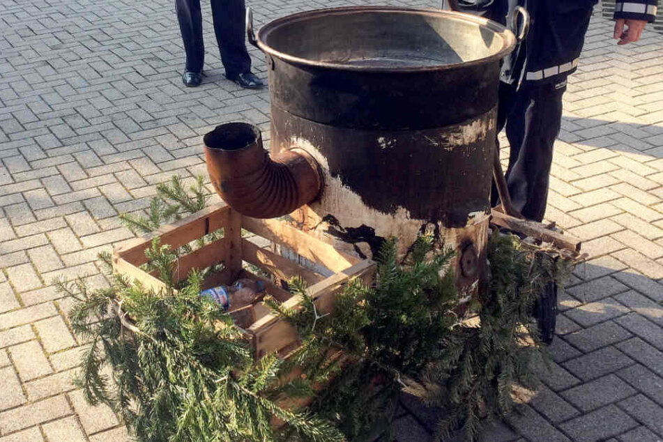 Die Polizei ermittelt nun gegen die Beteiligten, welche die Frau in den kochenden Kessel gehalten haben.