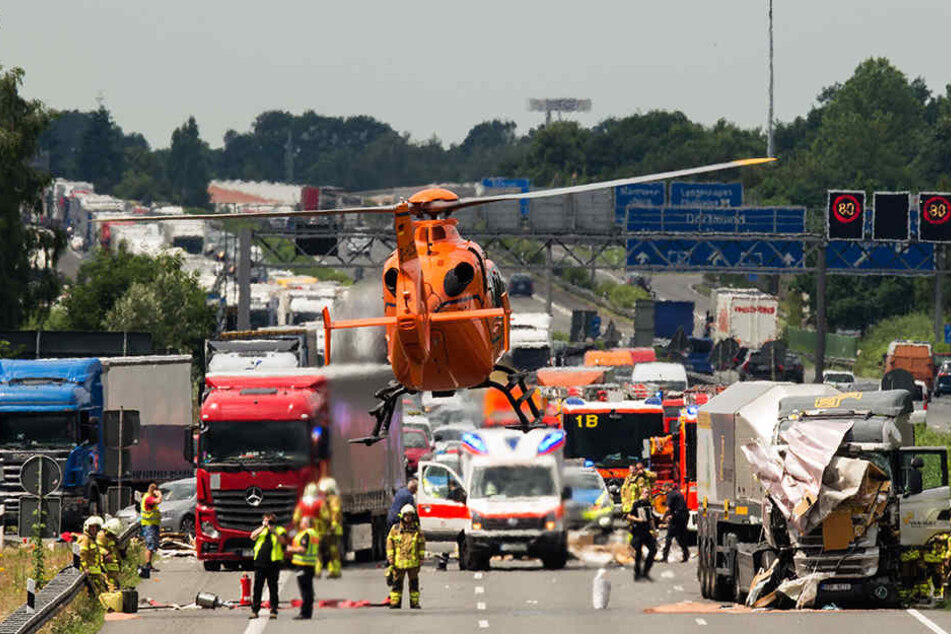 Ein Rettungshubschrauber hebt am 24.06.2016 nach einem Unfall zwischen einem PKW mit Wohnanhänger und einem LKW auf der A2 bei Hannover ab.
