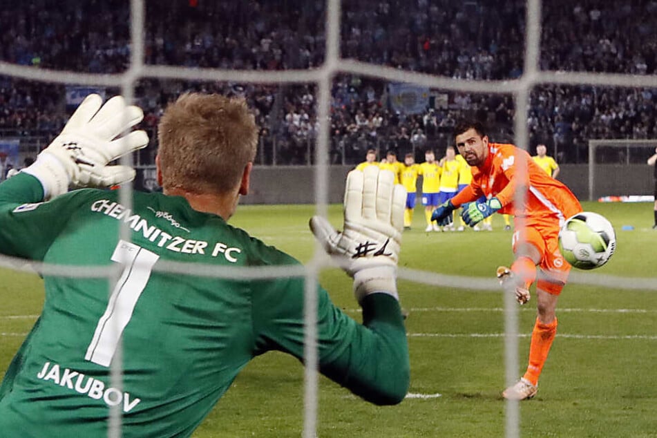 CFC-Torhüter Jakub Jakubov beim Elfmeterschießen im Halbfinale gegen Lok Leipzig.