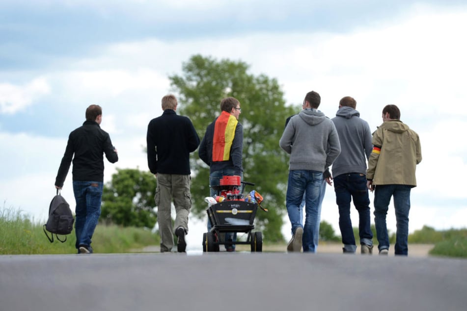 Mit Bollerwagen und Kollegen fröhlich durch die Landschaft laufen. Wer darauf Bock hat, wird zumindest vom wetter nicht enttäuscht werden. (Symbolbild)