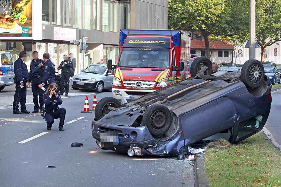 Den Renault Twingo hat es voll aufs Dach gehauen.