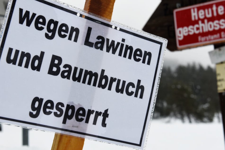 Die Gefahr von Lawinen ist in den bayerischen Alpen sehr hoch. (Symbolbild)