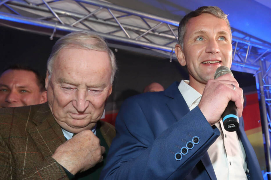 AfD-Vorsitzender Alexander Gauland (li.) zeigte sich gemeinsam mit Björn Höcke in Erfurt bei der Wahlparty der AfD.