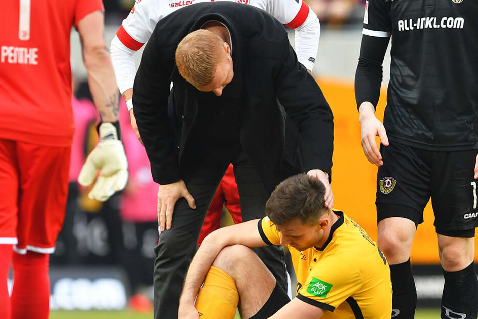 Trainer Maik Walpurgis tröstet Florian Ballas nach dem Spiel.
