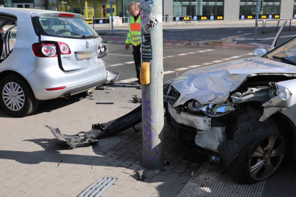 Die beschädigten Fahrzeuge kamen mitten auf einem Fußgängerüberweg zum Stehen.