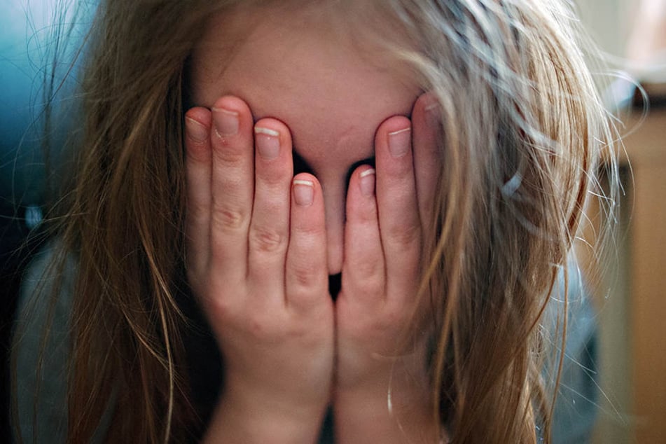 Die Mutter möchte sich um Daria kümmern, doch die Kleine muss bei ihrem Vater leben, der sie nicht will. (Symbolbild)