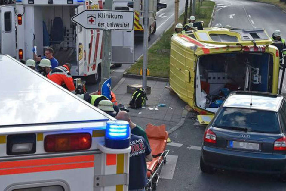 An einer Kreuzung kam es zum Crash. Mehrere Menschen wurden verletzt.