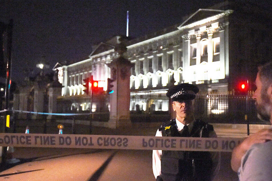 Die Polizei in London hat am Freitagabend einen Mann mit einem Messer vor dem Buckingham-Palast festgenommen.