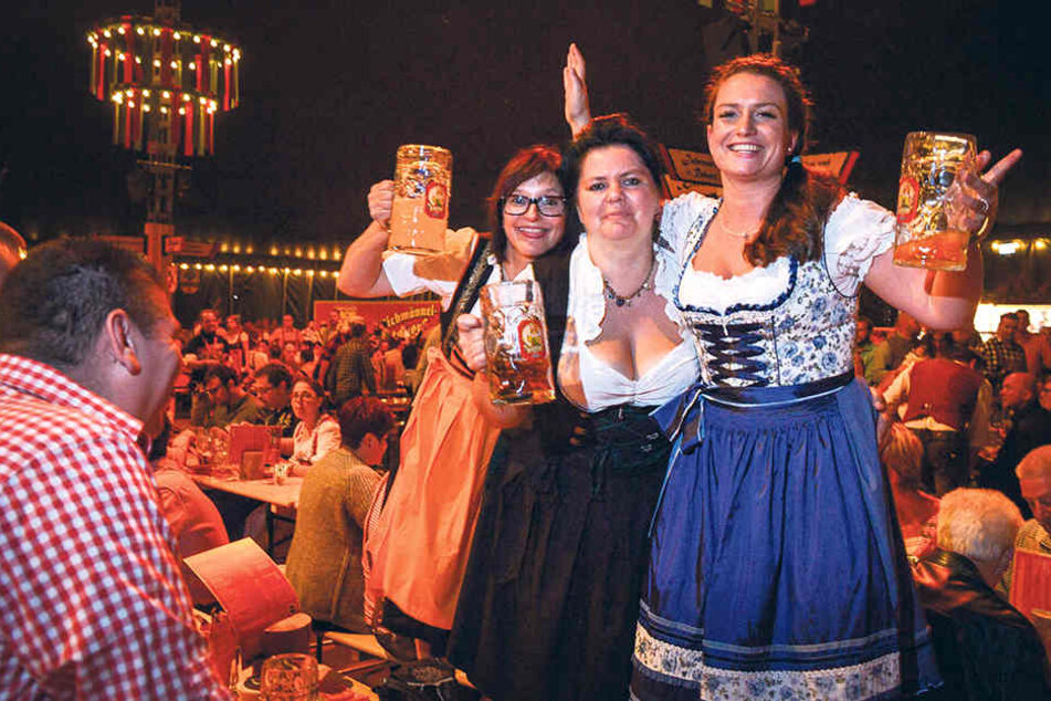 Hoch die Gläser, rauf auf die Bänke: Im Pichmännel-Zelt herrscht super Stimmung.