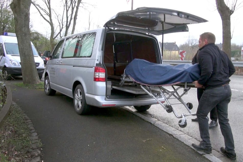 Der Motorradfahrer erlag seinen schweren Verletzungen noch an der Unfallstelle. (Symbolbild)