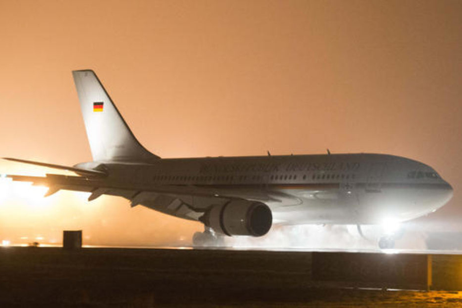 Die Frau warf mehrere Münzen in das Triebwerk des Flugzeugs. (Symbolbild)