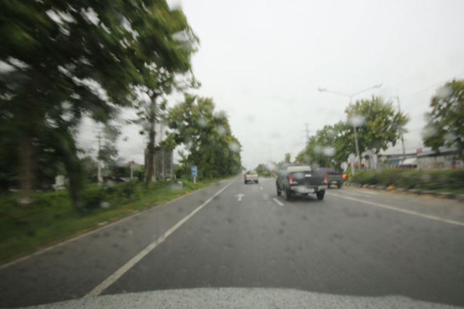 Beim Sturm verlor er in einer Kurve die Kontrolle über sein Auto. (Symbolbild)