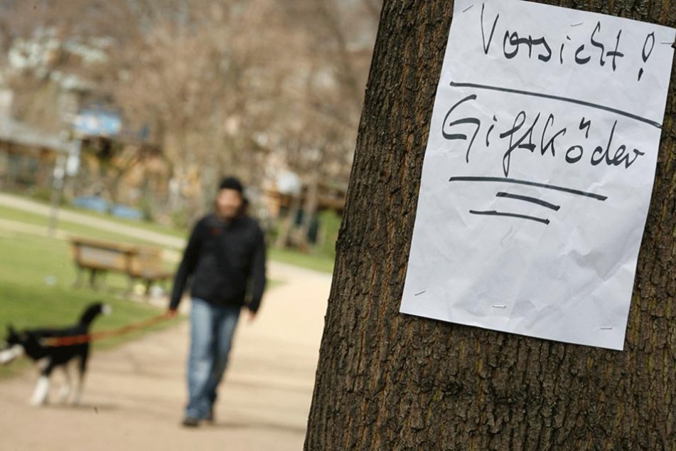 In einem Berliner Park hängt die Warnung vor Giftködern (Archivbild).