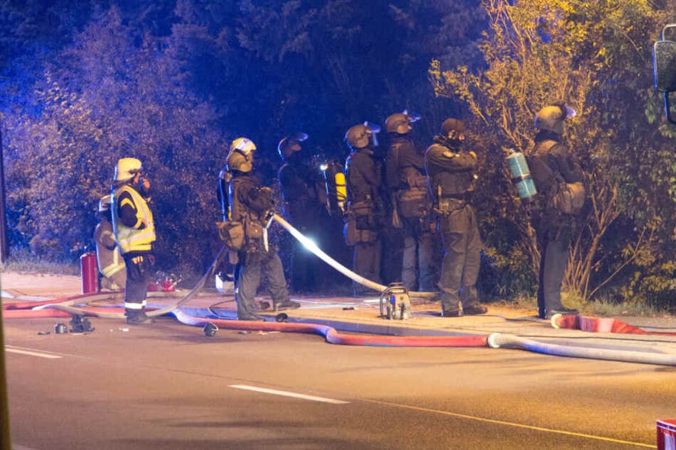 Feuerwehr und SEK waren stundenlang im Einsatz um den Mann zur Vernunft zu bringen.