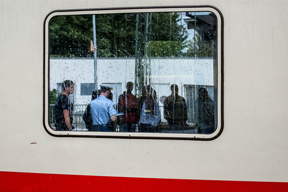 Die Beamten der Bundespolizei Dresden konnten in einem Reisezug EC 178 einen dicken Fahndungserfolg verzeichnen. (Symbolbild)