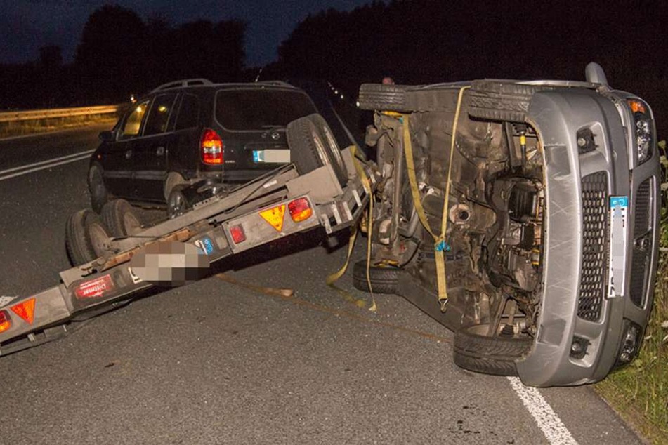 Derweil der Opel sicher zum Stand kam, flog der transportierte Wagen vom Hänger.