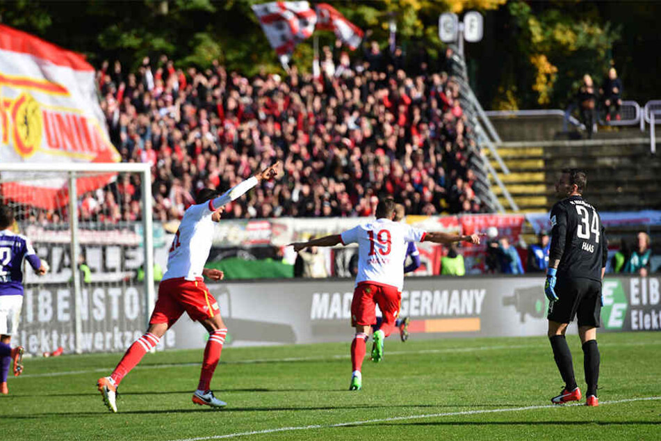 Hier nicht:
Unions Damir Kreilach dreht jubelnd ab. Er erzielte das 2:1 nach dem Patzer des Auer Keepers.